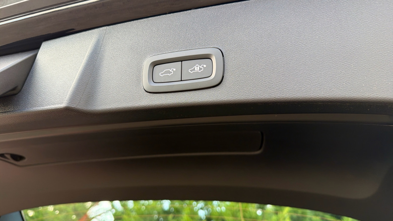 Volvo XC40 2.0 B3P Plus Dark 5dr Auto Petrol Estate